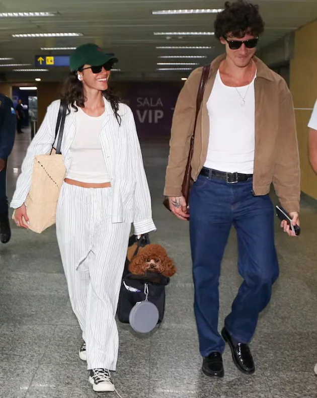 Bruna Marquezine e Shawn Mendes embarcam para Salvador no Rio de Janeiro &mdash; Foto: Dilson Silva/AgNews 