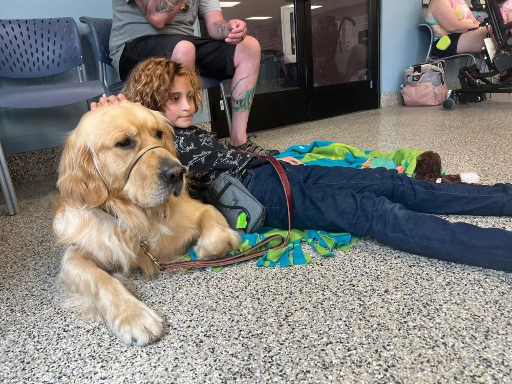O Service Dog &eacute; treinado para estar em todos os ambientes e auxiliar o tutor e sua fam&iacute;lia, inclusive, antecedendo e ajudando no controle de crises. Foto: Arquivo Pessoal.
