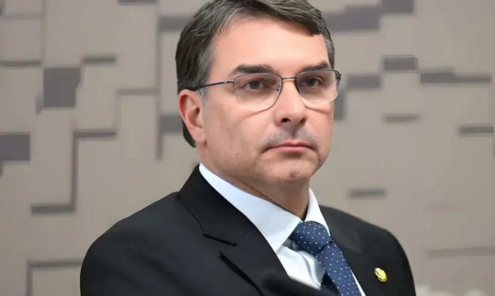 Fim da reeleição pode ser pauta do plano de governo de Flávio Bolsonaro; entenda