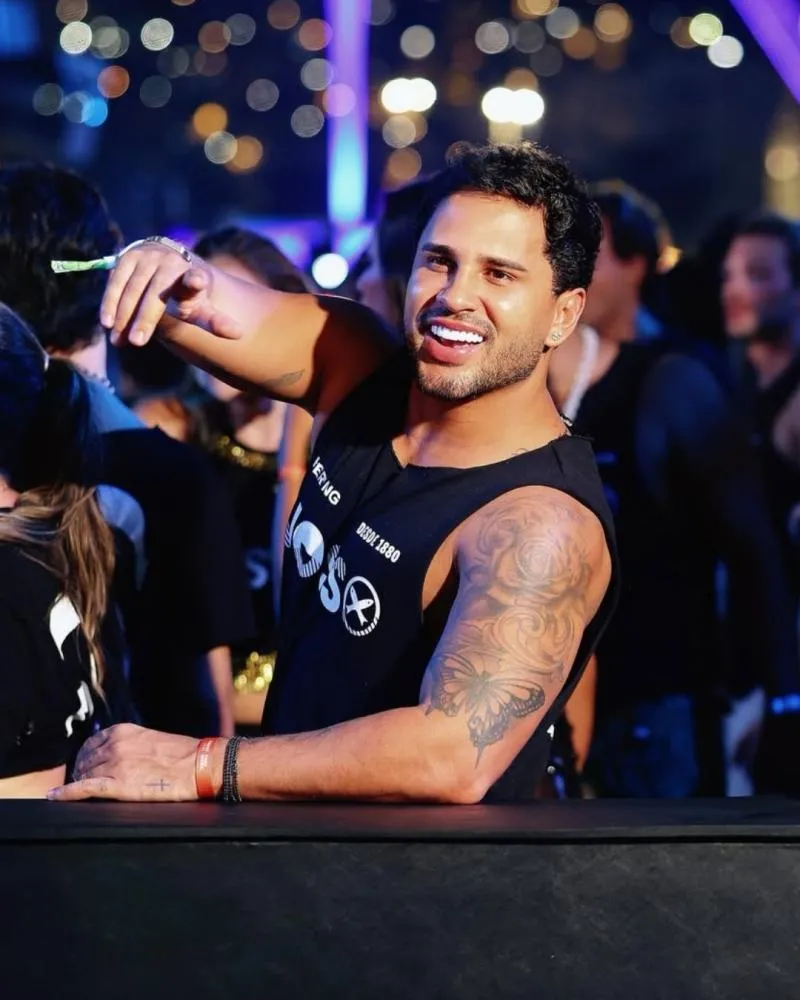 Lucas Guimarães nega ser bissexual e explica por que beijou mulheres no Carnaval: “Acho a boca mais macia”