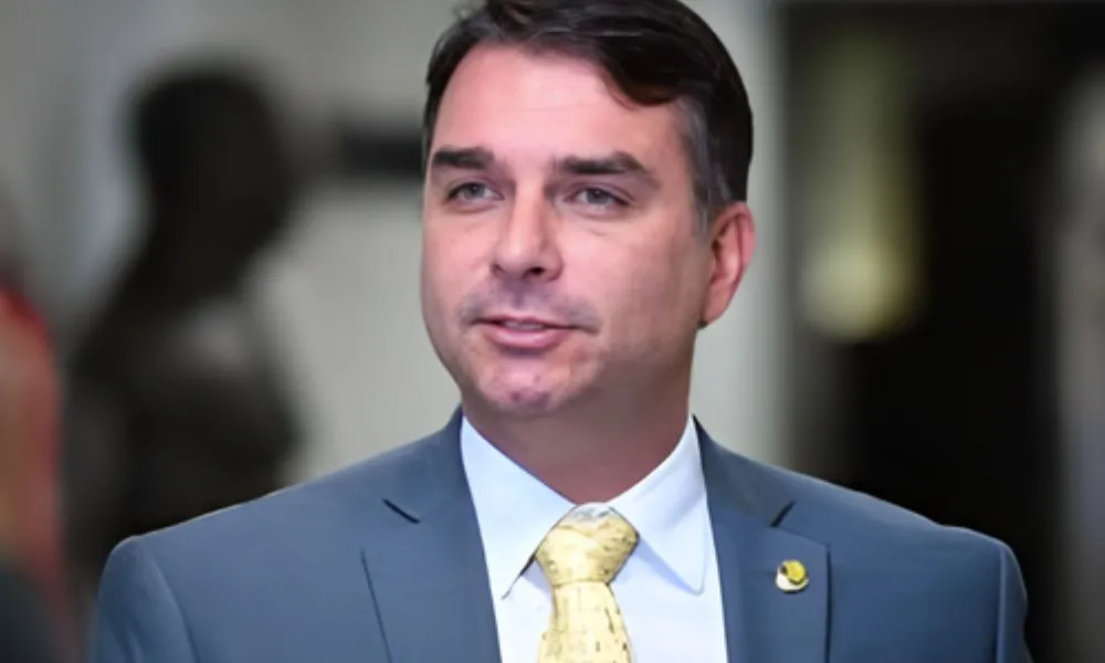 “Todes, todys e todxs”: Após usar linguagem neutra na web, Flávio Bolsonaro é criticado por apoiadores