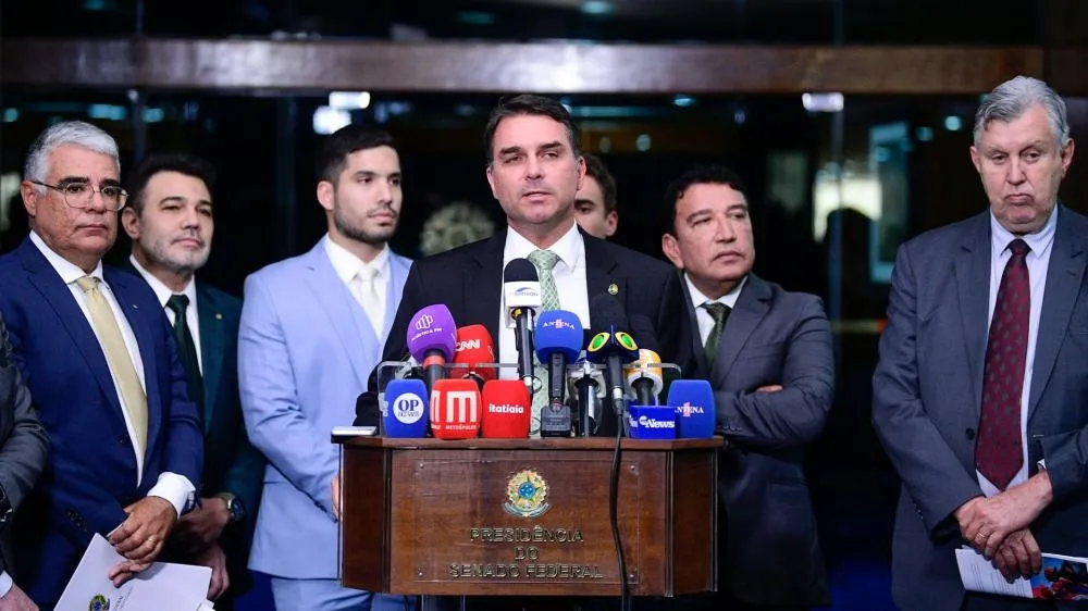 Flávio Bolsonaro se manifesta sobre tragédia com temporais em MG que deixou mais de 20 mortos: “Não são apenas números”