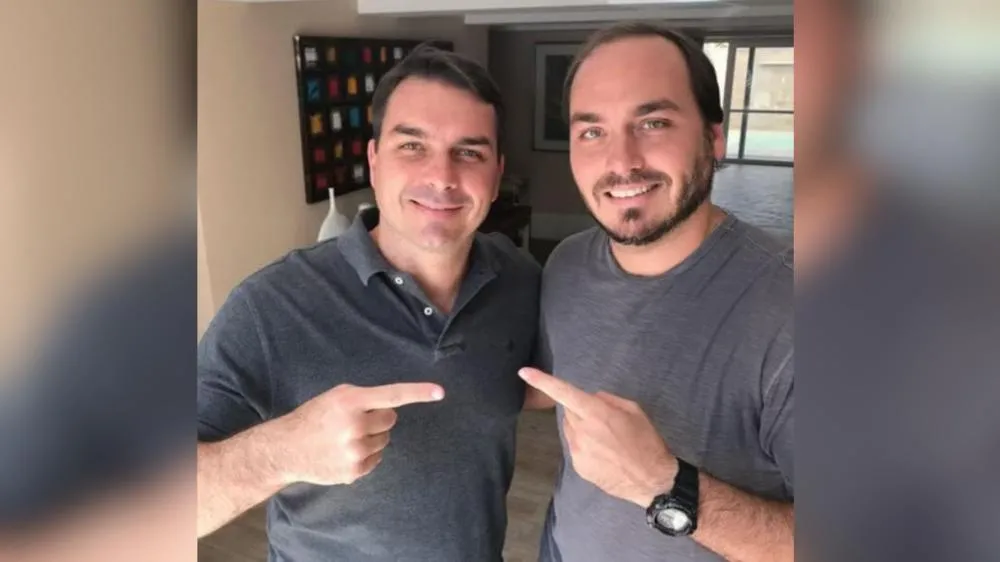 Carlos 'puxa a orelha' do PL e cobra apoio à candidatura de Flávio à Presidência: “Basta fazer as contas”