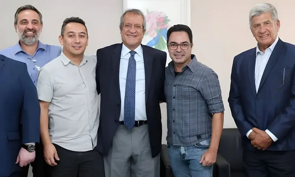 De olho nas eleições, irmão de Zezé Di Camargo negocia candidatura com PL