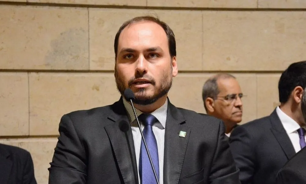 Ministério Público reabre investigação contra Carlos Bolsonaro por suposta rachadinha