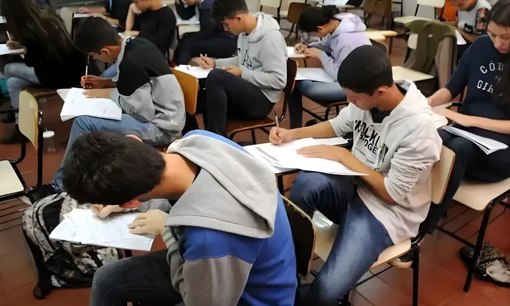 Censo aponta que ensino médio teve 419 mil matrículas a menos em 2025