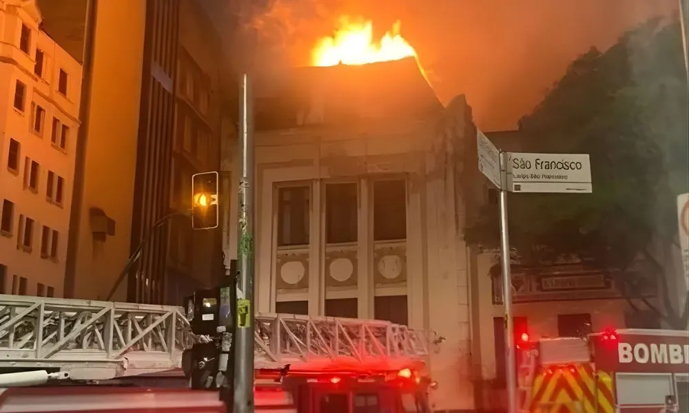 Após 8h, bombeiros controlam incêndio no prédio da Faculdade de Direito da USP