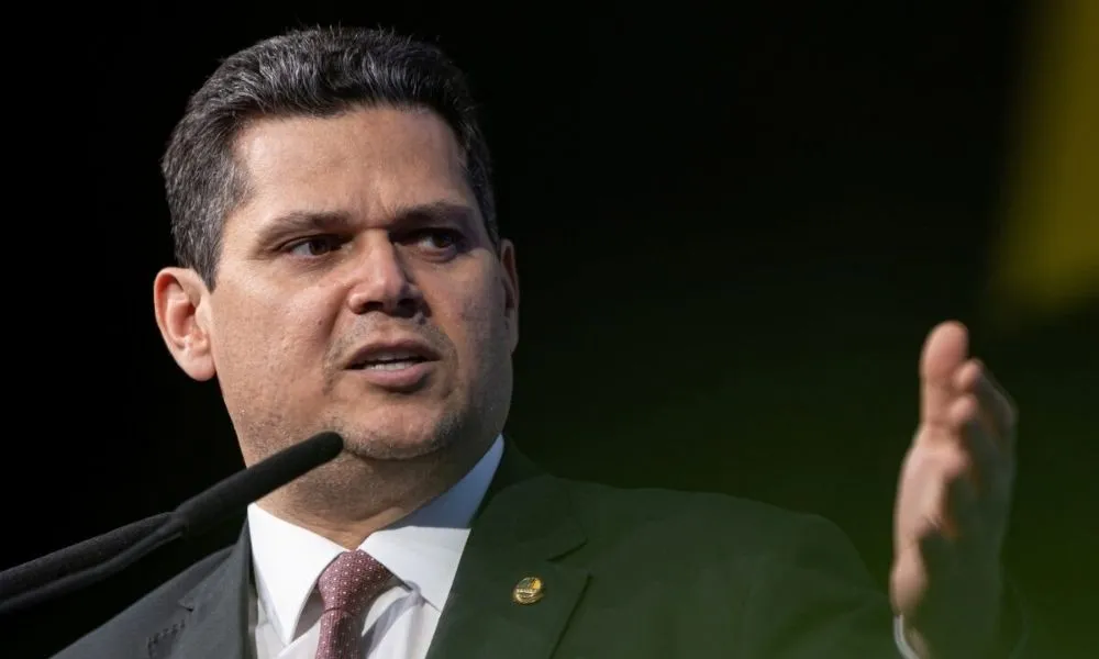 Alcolumbre vai analisar imagens da CPMI antes de decidir sobre quebra de sigilo de Lulinha