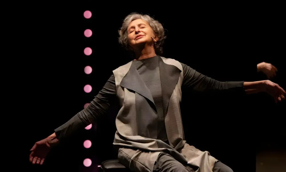 Atriz da Globo retorna aos teatros após pausa na carreira e afirma: “Dei um boom na minha vida”