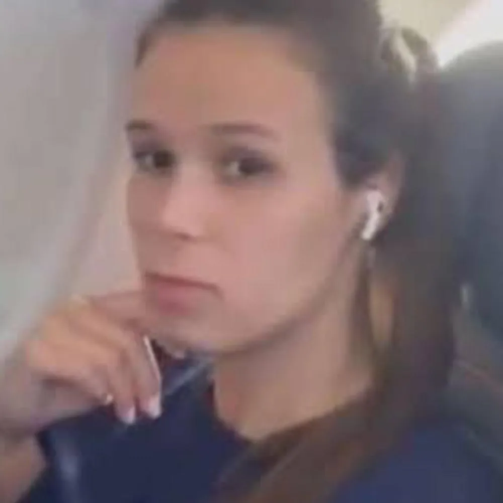 Caso da moça que não quis ceder lugar no avião a criança tem reviravolta surpreendente. Entenda!