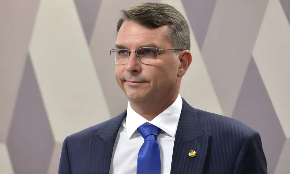 Flávio Bolsonaro é submetido a duas cirurgias em Brasília; entenda