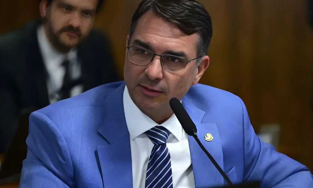 Flávio Bolsonaro não assina CPI contra Moraes e Toffoli por condutas no caso Master; entenda