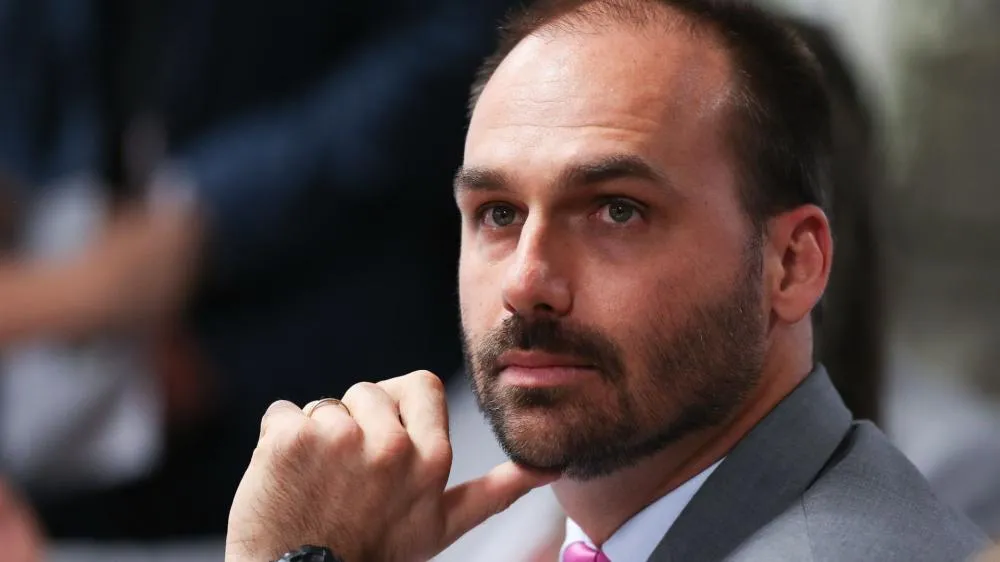 Eduardo Bolsonaro justifica ausência em posse do novo presidente do Chile: “Impedido de participar”