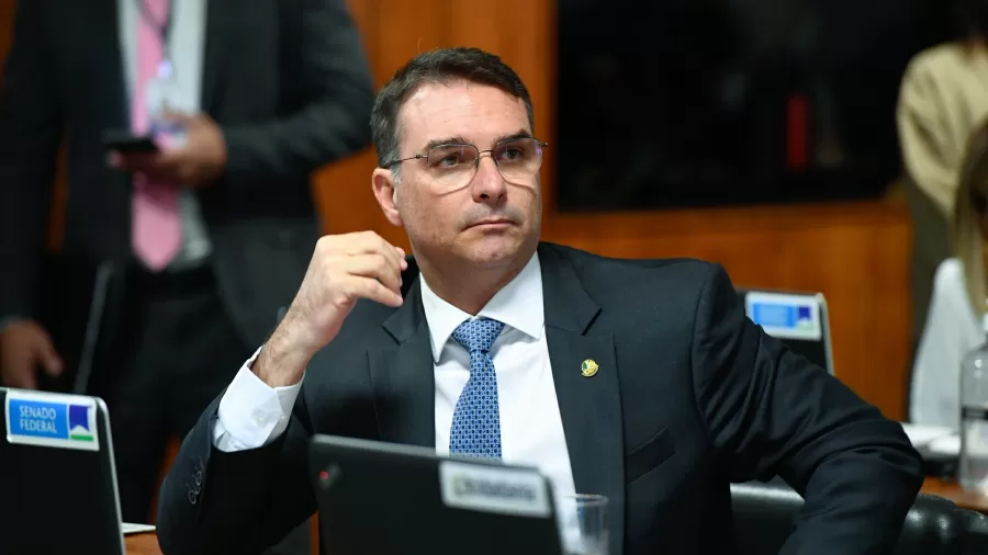 Flávio Bolsonaro protocola pedido de investigação contra Fernando Haddad e Rui Costa no “Caso Master”
