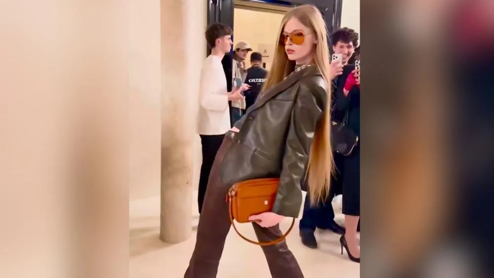 Filha trans rejeitada por Elon Musk viraliza com poses durante a Semana da Moda em Paris