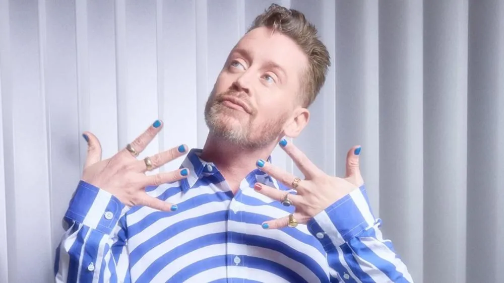 Macaulay Culkin chama atenção com unhas pintadas na Semana da Moda de Paris
