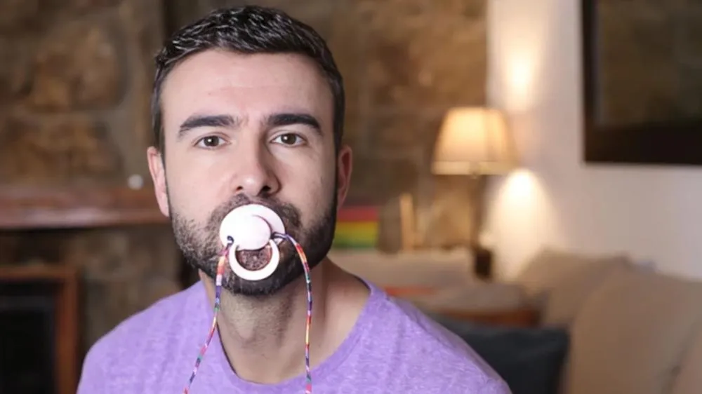 Chupeta “antiestresse” vira moda entre adultos e gera alertas preocupantes à saúde