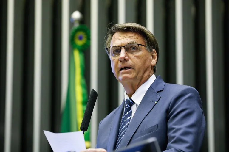 Com quadro de broncopneumonia bilateral, Bolsonaro deve ficar ao menos 7 dias no hospital, diz médico