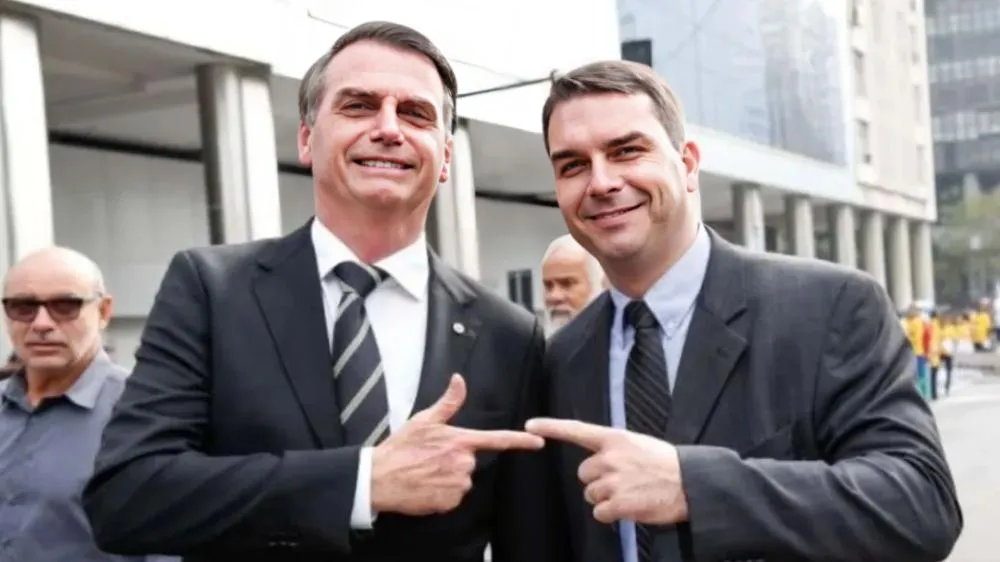 Flávio Bolsonaro desabafa e traz atualizações sobre a saúde do pai: “Nunca teve o pulmão tão cheio de líquido”