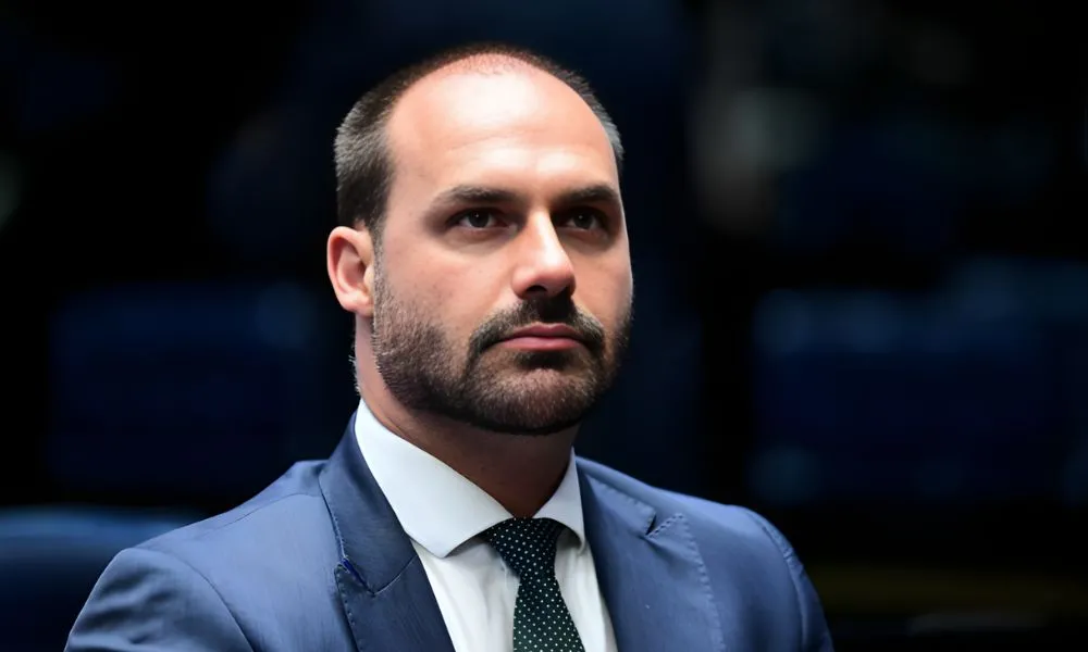 PF estipula prazo para Eduardo Bolsonaro explicar abandono de cargo; entenda