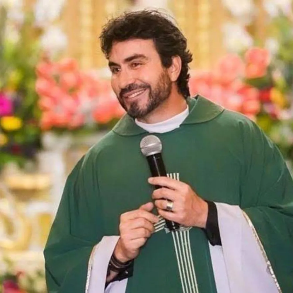 Padre Fábio de Melo revela que tem uma ‘fã’ que o persegue há seis anos: “Ela jura que sou apaixonado por ela”