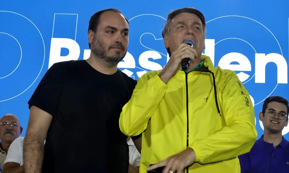“Inchado e irritado”: Carlos Bolsonaro atualiza estado de saúde do pai após visita na UTI