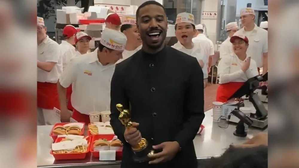 Vencedor do Oscar de Melhor Ator, Michael B. Jordan viraliza ao comemorar com estatueta em rede de fast-food