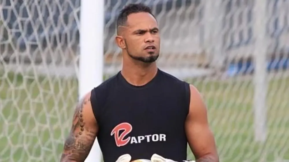 Foragido! Polícia divulga três números para denunciar o paradeiro do Goleiro Bruno