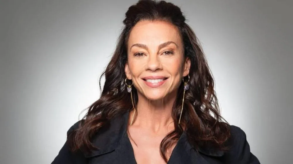 Atriz Carla Marins diz que mulheres não deveriam ter filhos antes dos 30; concorda com ela?