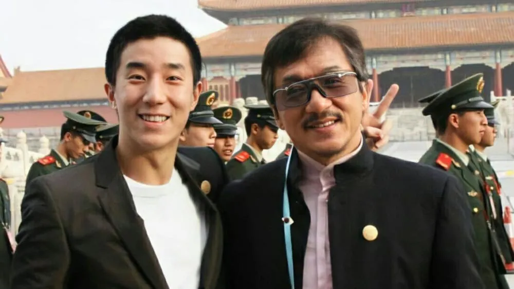 Jackie Chan choca ao negar herança de R$2,1 bilhões ao filho e expõe decisão radical: “Fará sua própria fortuna”