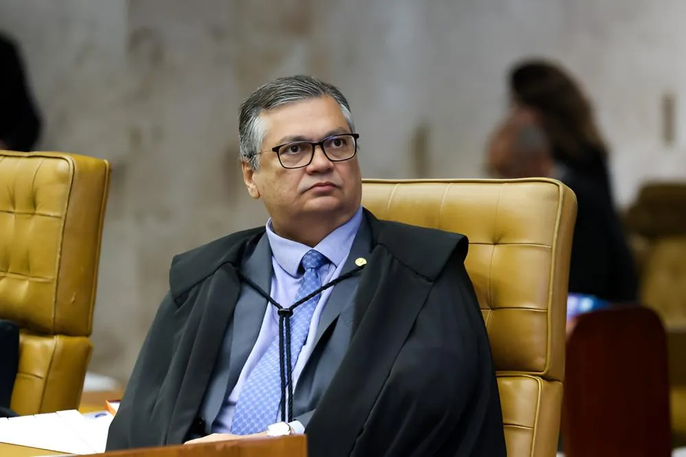 Dino exige esclarecimentos de senador sobre envio de R$ 3,6 milhões à Igreja da Lagoinha