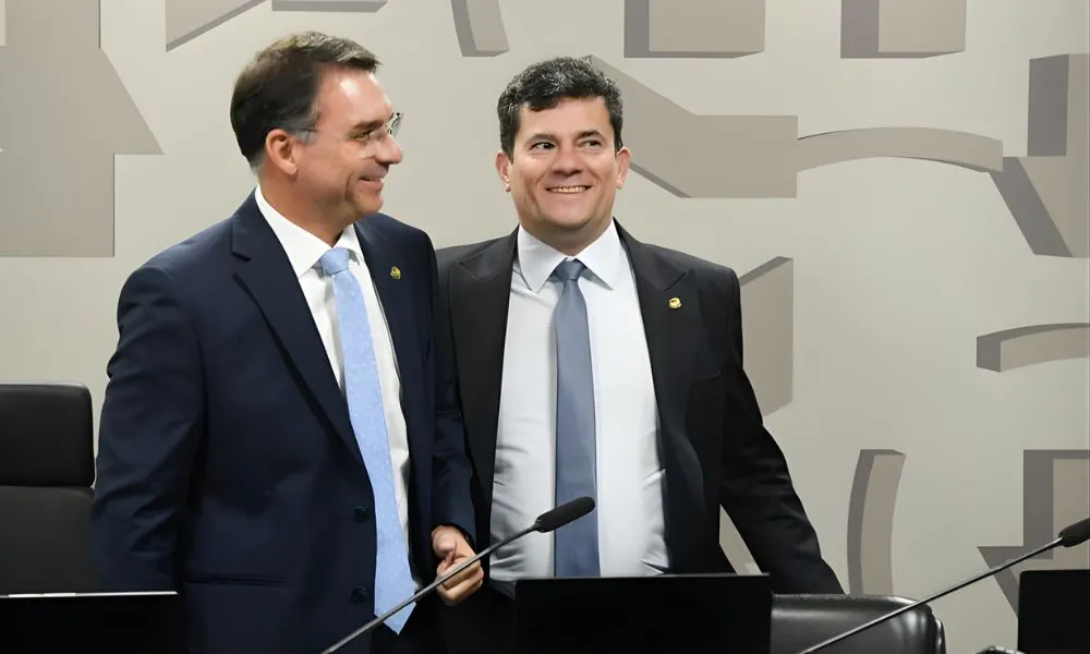 Com apoio de Flávio, Moro concorre ao governo do PR pelo PL