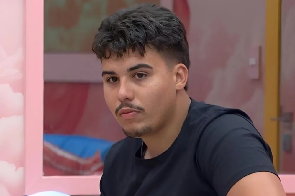 Ex-BBB26 Pedro Espíndola processa TV Globo e pede indenização de R$ 4,2 milhões