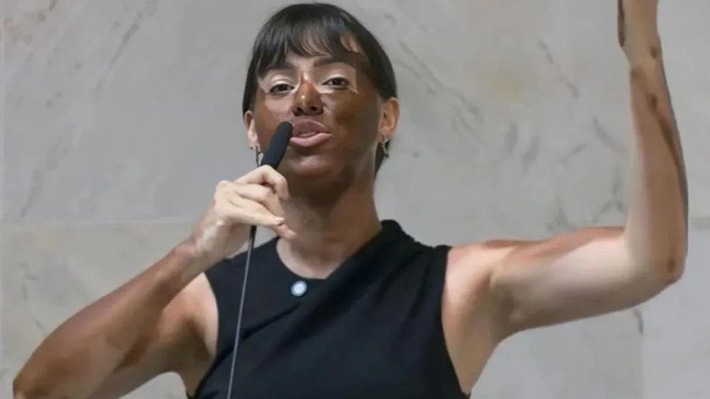 MPF recebe denúncias de transfobia e racismo contra Fabiana Bolsonaro