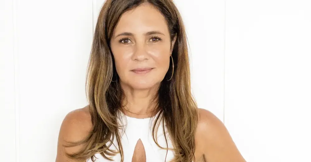 Ausência de Adriana Esteves em redes sociais reforça imagem de discrição