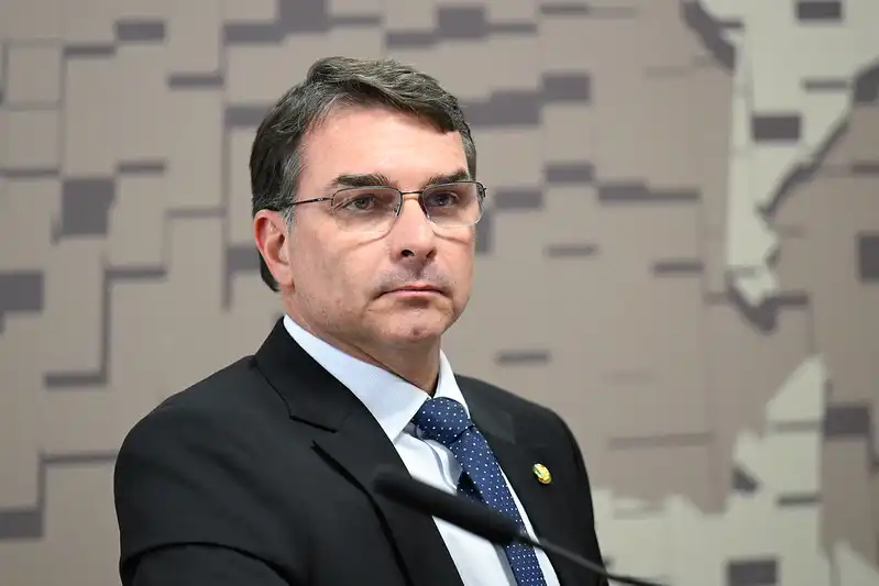 “É cumprir a lei!”, afirma Flávio Bolsonaro sobre possível domiciliar do ex-presidente