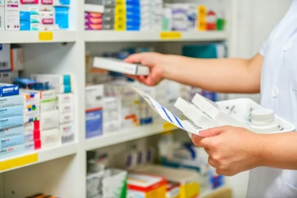 Supermercados passam a vender remédios; veja o que muda com a nova lei
