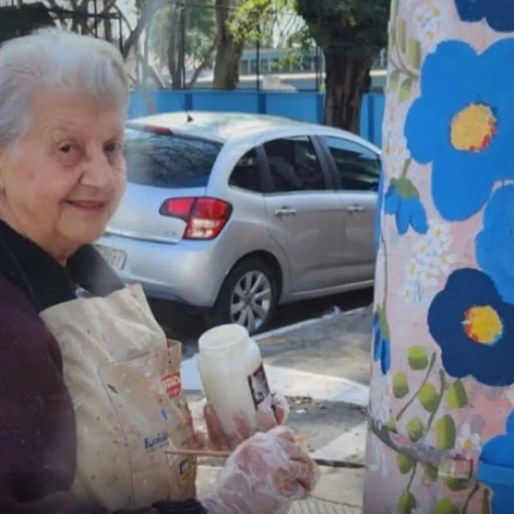 Professora aposentada encanta moradores do bairro da Mooca ao transformar postes e lixeiras em verdadeiras obras de arte