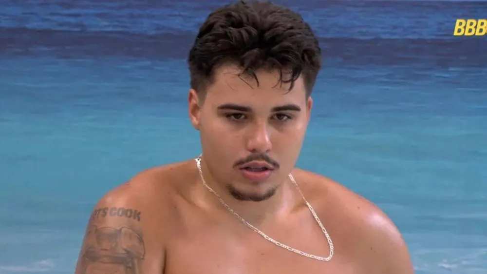 Pedro Espíndola, ex-BBB26, deixa clínica psiquiátrica e reaparece com a família