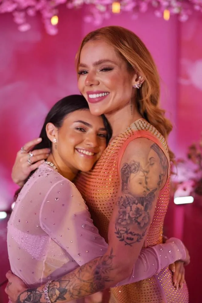 Thaís Vasconcellos celebra os 15 anos da filha Julia com festa no Rio inspirada em pool party tropical