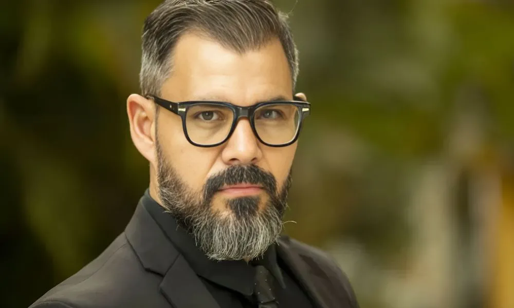 Juliano Cazarré abre o coração sobre posicionamentos políticos: “Fiquei marcado”