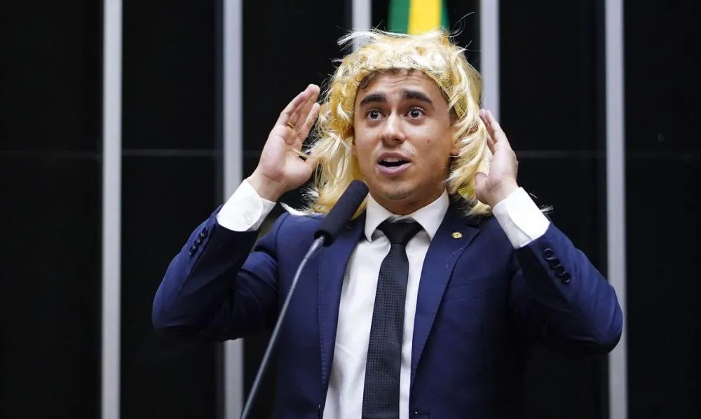 Por unanimidade, Justiça anula condenação de Nikolas por discurso com peruca no Câmara