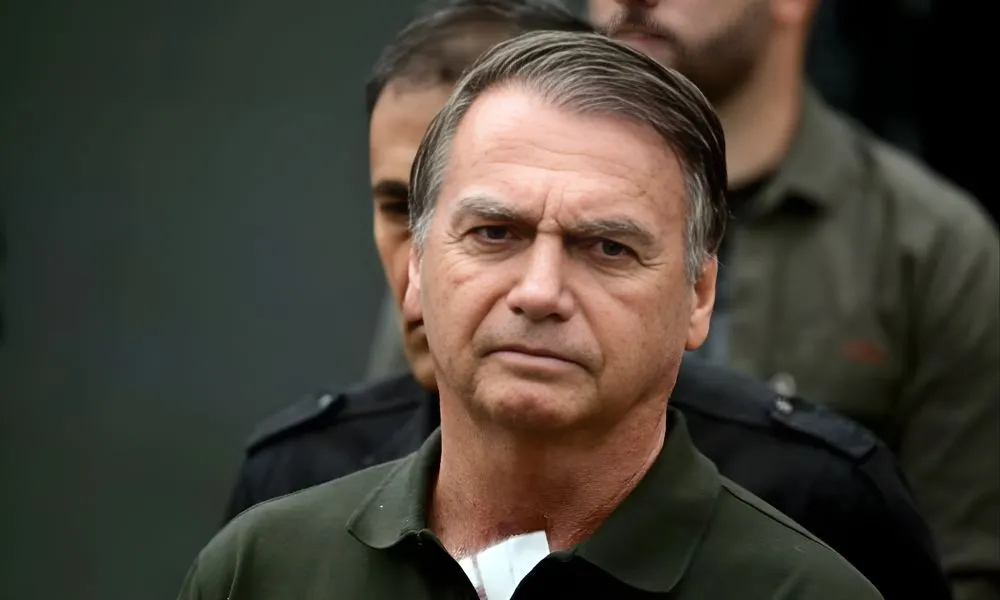 Bolsonaro recebe alta hospitalar e passa a cumprir prisão domiciliar