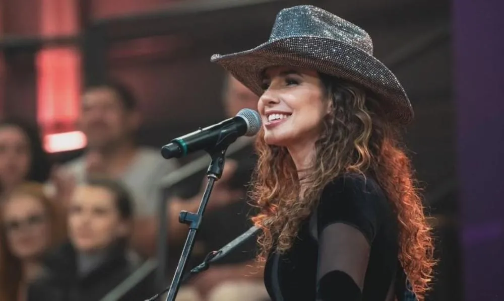 Apesar de não participar, Paula Fernandes é homenageada em especial sertanejo “Amigas”