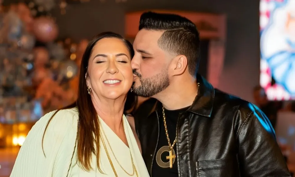 Mãe de Virginia reata com Danilo Nascimento e marca território: “É meu”