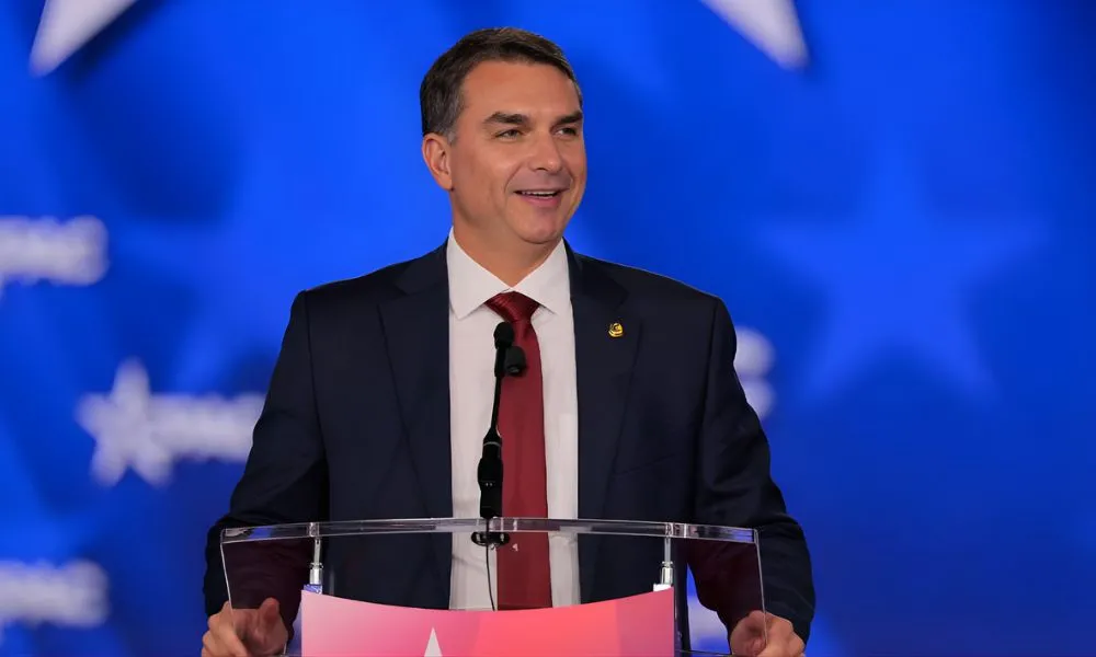 Flávio Bolsonaro ainda é desconhecido pelo eleitorado brasileiro, mostra pesquisa