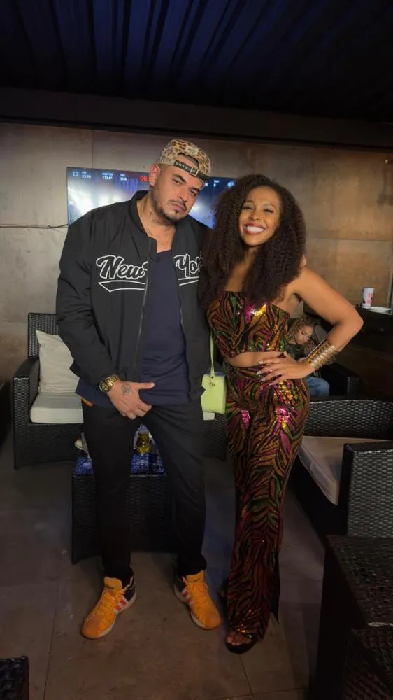 Cantor Cacau Jr. marca presença VIP em festival sertanejo e posa ao lado de ex-BBB26
