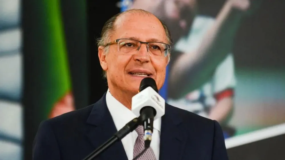 Alckmin dispara sobre crescimento de Flávio Bolsonaro nas pesquisas: “Não deveria ser candidato”