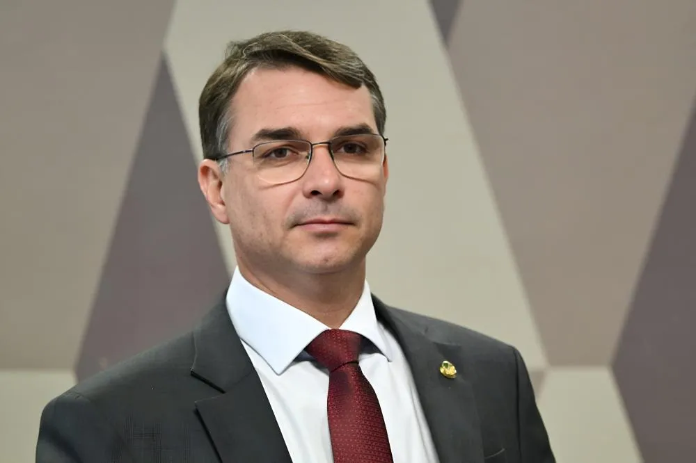 Flávio Bolsonaro reage após crítica dos EUA e diz que Pix é “patrimônio brasileiro