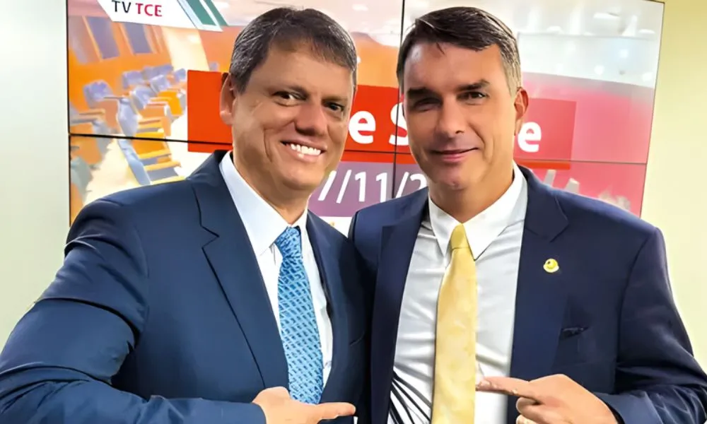 Tarcísio atua à pré-candidatura de Flávio por apoio do Republicanos; entenda